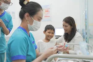 Trẻ tiêm vaccine sởi tại một trung tâm tiêm chủng