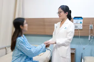 Bác sĩ đang thăm khám cho bệnh nhân sau phẫu thuật