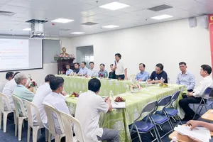 BS-CK2 Trần Văn Sóng, Giám đốc Bệnh viện Nhân dân 115 (đứng) và các chuyên gia trong buổi gặp gỡ trao đổi các nội dung hợp tác với Bệnh viện Đa khoa Khu vực Hóc Môn