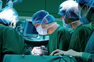 Các bác sĩ đang phẫu thuật cho bệnh nhân
