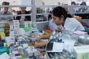 Nhân viên khoa dược của một bệnh viện trên địa bàn TPHCM đang phân loại thuốc. Ảnh minh họa