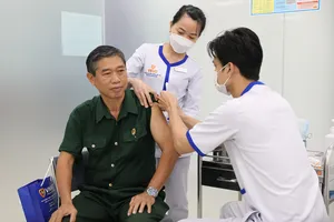 Nhân viên y tế VNVC tiêm vaccine cúm cho cựu chiến binh