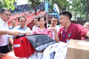 Bộ trưởng Bộ Y tế Đào Hồng Lan kiểm tra thuốc men, thiết bị y tế phục vụ đại lễ 
