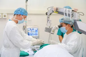 Các bác sĩ đang phẫu thuật cho bệnh nhân có bệnh lý về mắt