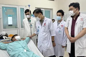 Các bác sĩ đang thăm khám cho người bệnh