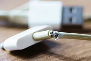 Bị điện giật bất tỉnh do sử dụng dây sạc điện thoại bị đứt, hở