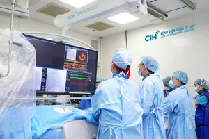 Các bác sĩ Bệnh viện CIH đang can thiệp tim mạch cho người bệnh