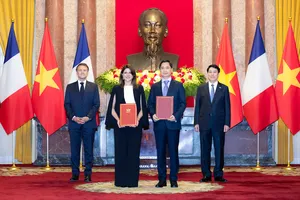 Hai bên trao văn kiện thỏa thuận hợp tác chuyển giao công nghệ sản xuất vaccine dưới sự chứng kiến của Chủ tịch nước Lương Cường và Tổng thống Cộng hòa Pháp Emmanuel Macron