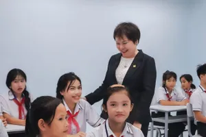 Bà Cao Thị Ngọc Dung, Chủ tịch Hội đồng Quản lý Quỹ Niềm tin vàng thăm hỏi, động viên các em học sinh trong ngôi trường mới