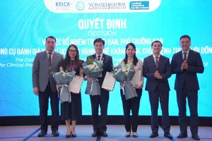 Thứ trưởng Bộ Y tế Trần Văn Thuấn trao quyết định bổ nhiệm nhân sự xây dựng bộ công cụ đánh giá năng lực thực hành nghề khám chữa bệnh thuộc Hội đồng y khoa Quốc gia