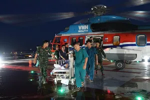 Các bác sĩ vận chuyển bệnh nhân từ đảo Tiên Nữ (Khánh Hòa) về đất liền điều trị
