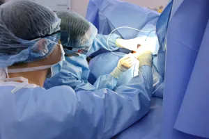 Bác sĩ đang phẫu thuật cho bệnh nhân mắc trĩ nhờ ứng dụng công nghệ laser