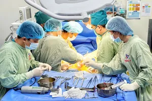 Các bác sĩ đang lấy tạng hiến từ người cho chết não