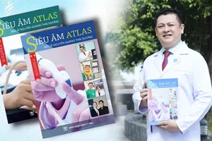 Bác sĩ Nguyễn Quang Thái Dương và cuốn sách Siêu âm Atlas – tập 2 Ảnh: BVCC