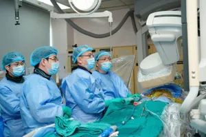 PGS-TS-BS Nguyễn Hoàng Định cùng ekip thực hiện kỹ thuật TAVI cho người bệnh