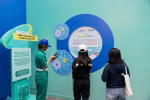 Các bạn trẻ tìm hiểu kiến thức về HPV