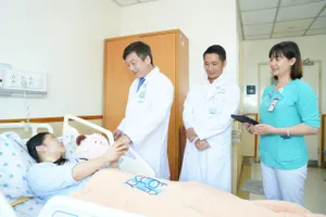 PGS-TS-BS Võ Duy Long, Phó Trưởng khoa Ngoại Tiêu hoá, Bệnh viện Đại học Y Dược TPHCM đang thăm khám cho người bệnh