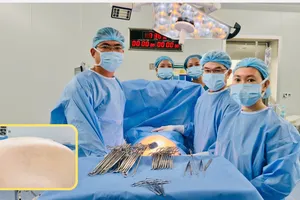 Các bác sĩ đang phẫu thuật cho bệnh nhân