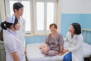 Các bác sĩ đang thăm khám cho người bệnh