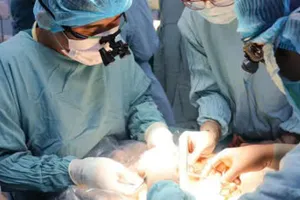 Vi phẫu nối ngón tay đứt lìa cho bé trai 12 tuổi