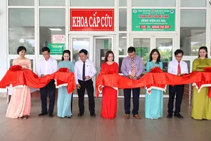 Các đại biểu cắt băng khánh thành ra mắt Trạm cấp cứu vệ tinh tại Bệnh viện Đa khoa Bà Rịa (TPHCM)