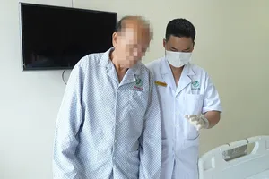 Nhân viên y tế đang hướng dẫn người bệnh phục hồi chức năng sau ngưng tim