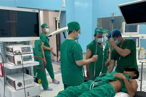 Ekip bác sĩ phẫu thuật và gây mê của Bệnh viện Bình Dân và Trung tâm y tế Quân dân Y Côn đảo chuẩn bị cho ca phẫu thuật nội soi đầu tiên tại Côn Đảo 