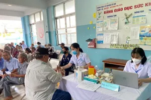 Nhân viên y tế đang lấy máu kiểm tra sức khỏe cho người cao tuổi xã An Nhơn Tây, TPHCM