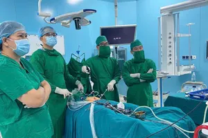 Các bác sĩ đang phẫu thuật nội soi cho người bệnh