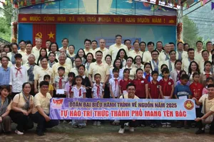 Đoàn hành trình về nguồn của đội ngũ trí thức thành phố chụp hình lưu niệm với người dân xã Nguyễn Huệ, tỉnh Cao Bằng