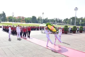 Đoàn hành trình về nguồn “Tự hào trí thức Thành phố mang tên Bác” vào lăng viếng Chủ tịch Hồ Chí Minh Ảnh: MINH THI
