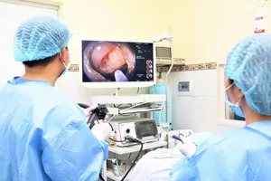 Bác sĩ nội soi cho người bệnh