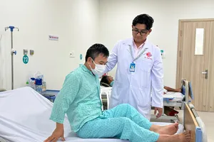 Bác sĩ thăm khám cho người bệnh sau phẫu thuật