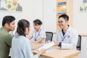 Bác sĩ thăm khám cho vợ chồng trẻ bị hiếm muộn