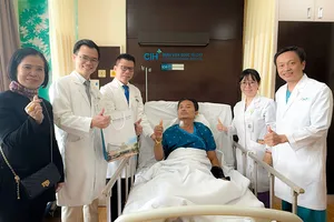 Các bác sĩ chúc mừng người bệnh hồi phục tốt sau can thiệp