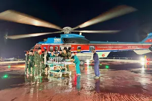 Trực thăng EC-225 mang số hiệu VN-8618 vận chuyển người bệnh từ đảo Thuyền Chài về đất liền điều trị