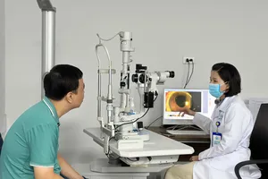 BS Nguyễn Thị Thùy Tiên thăm khám cho người bệnh sau phẫu thuật