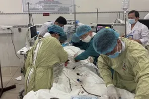 Ê kíp ECMO của Bệnh viện Nhân Dân Gia Định phối hợp ê kíp cấp cứu của Bệnh viện Đa khoa Sài Gòn tiến hành kỹ thuật E-PCR cho người bệnh