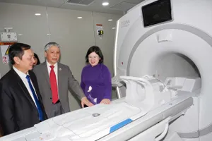 Đồng chí Huỳnh Thành Đạt, Phó trưởng Ban Tuyên giáo và Dân vận Trung ương và đồng chí Văn Thị Bạch Tuyết, Phó Bí thư Thành ủy TPHCM tham quan Trung tâm MRI 3.0 Bệnh viện Từ Dũ. Ảnh: HOÀNG HÙNG