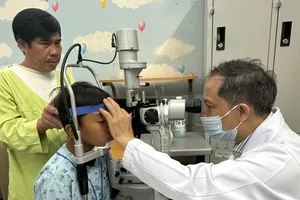 Bé trai bị móc câu cá xuyên thấu nhãn cầu