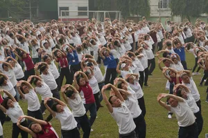 Người dân và nhân viên y tế TPHCM tham gia đồng diễn Dưỡng sinh vì sức khỏe cộng đồng