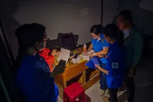 Các bác sĩ đang thăm khám cho người dân vùng lũ tỉnh Đắk Lắk