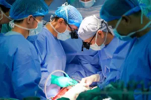 Các bác sĩ phẫu thuật ghép tim cho bệnh nhi 9 tuổi