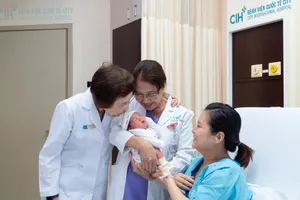 Các bác sĩ thăm khám cho mẹ con sản phụ