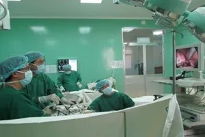 Các bác sĩ phẫu thuật nội soi cắt túi phình khổng lồ cho người bệnh