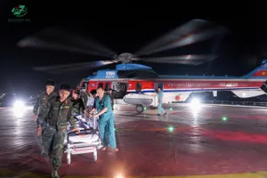 Nhân viên y tế vận chuyển người bệnh từ trực thăng vào khoa cấp cứu điều trị