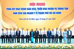 Đồng chí Nguyễn Phước Lộc, Phó Bí thư Thành ủy, Chủ tịch Ủy ban MTTQ Việt Nam TPHCM chụp hình lưu niệm với các đại biểu Ảnh: HOÀNG HÙNG