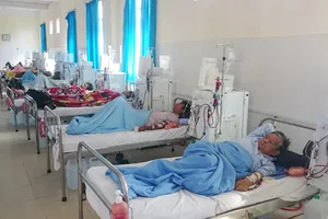 Người dân chạy thận nhân tạo tại một cơ sở y tế