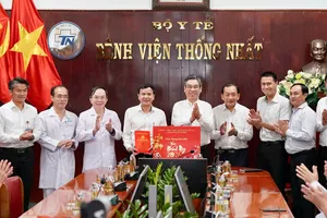 Đồng chí Nguyễn Phước Lộc thăm, chúc mừng Bệnh viện Thống Nhất nhân dịp Tết Bính Ngọ năm 2026. Ảnh: HOÀNG HÙNG