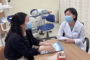 BS-CKI Nguyễn Thị Châu Bản thăm khám và tư vấn cho người bệnh